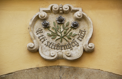 Elegant Renaissance Facade of Inn with its Medieval Logo, 1 ///// Elegante facciata rinascimentale della locanda con il suo logo medievale, 1, Anna Linda Knoll