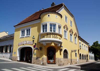 Hotel Zur Post – Gumpoldskirchen Cultural Heritage – Special Selection Series ///// Hotel all’ufficio postale – Patrimonio culturale di Gumpoldskirchen – Serie Selezione Speciale, Anna Linda Knoll